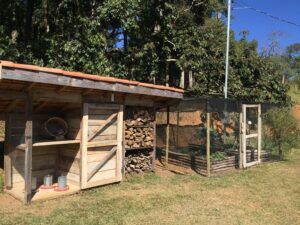 galinheiro abrigo de lenha e horta